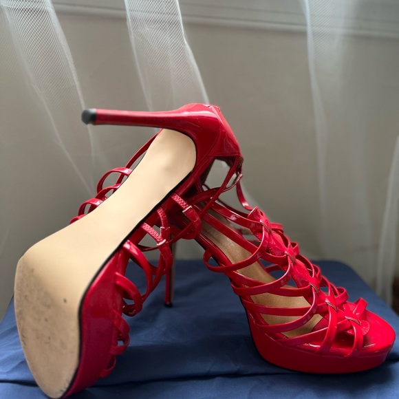 Red pumps - Picture 2 of 2